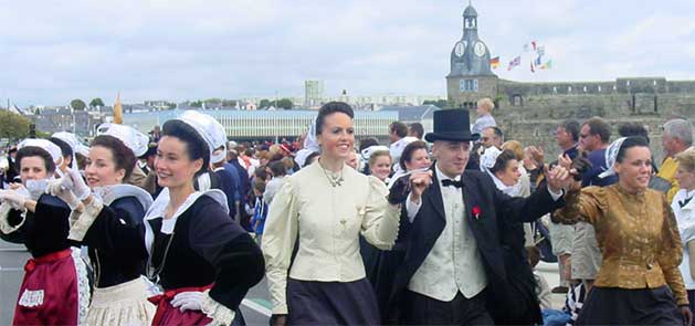 Défilé animé de danses et de musique bretonne