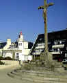 La place de la Croix en hiver. en arrire plan le phare (45 Ko)