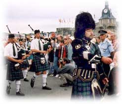 Le Pipe Band devant la Ville-Close à Concarneau