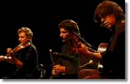 Parmi les excellents musiciens de Gilles Servat : Nicolas Qumner (Guitare) Ronan Le Bars (Uillean Pipe)