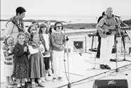 Gilles THORAVAL fait chanter les enfants
