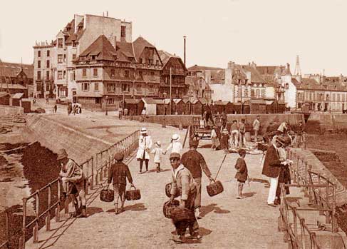 Au fond, les cabanes des commises